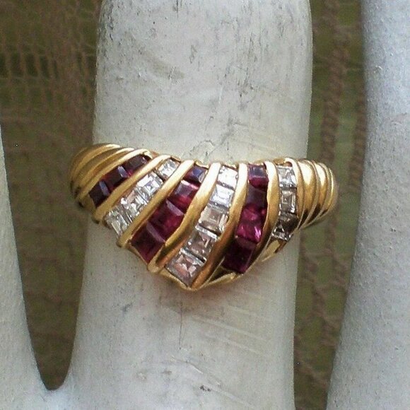 European 18K 750 Yellow Gold Baguette Ruby Diamond Cluster V Design RING P